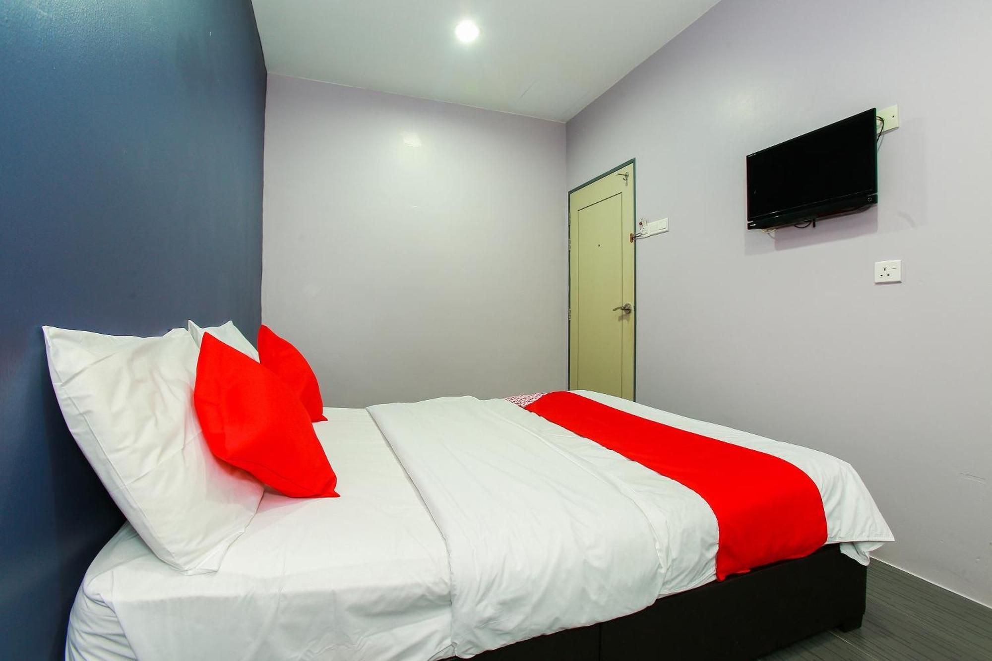 Oyo 89332 De Hotel Teluk Intan Exterior photo